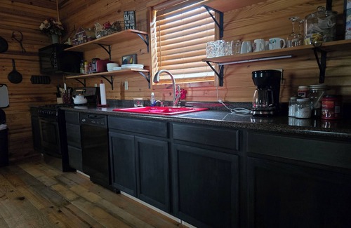 Weaubleau Cabin | Quaint cabin with AC in Weaubleau