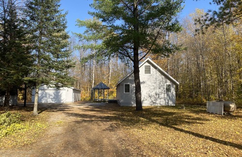 Elmira Ski Chalet | Quaint Chalet w/huge Garage for Toys - Pet Friendly