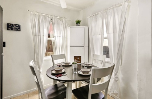 West Newport House | Quaint, Charming, Great Value @ The Beach, 2 Blocks to Sand, BBQ, Pets, Patio in Newport