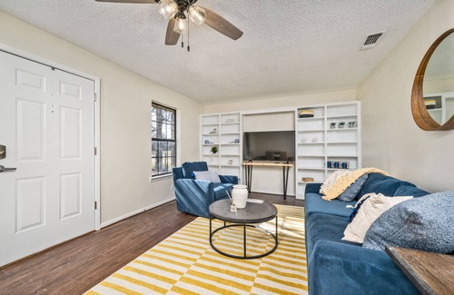 Justin House | Quaint City of Justin STEPS away- 5 Min to raceway. Just remodeled Dog friendly