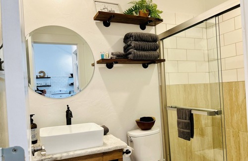 Grove Cottage | Quaint Clean Cottage with Lake Access and King Bed