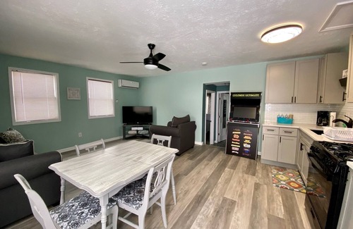 Geneva-on-the-Lake House | Quaint cottage a short walk from the GTOL strip!