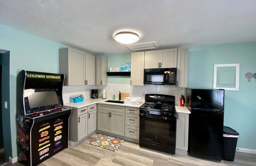 Geneva-on-the-Lake House | Quaint cottage a short walk from the GTOL strip!