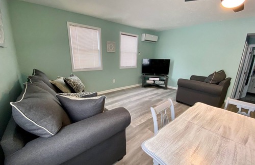Geneva-on-the-Lake House | Quaint cottage a short walk from the GTOL strip!