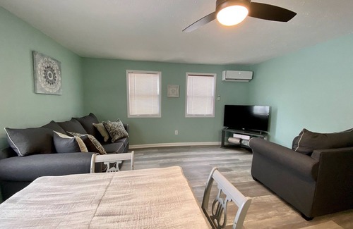Geneva-on-the-Lake House | Quaint cottage a short walk from the GTOL strip!