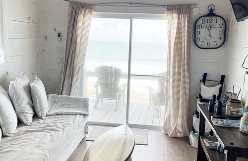 Hope Town Villa | Quaint Cottage On The Beach in the South End