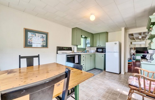 Martinsville Cottage | Quaint cottage with the charm & tranquility one looks for on the Coast of Maine