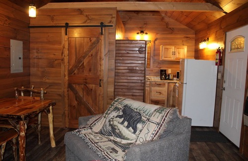 Clarington Cabin | Quaint Couples Cabin