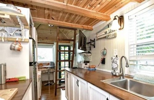 Burnet House | Quaint & Cozy 1-Bdrm Tiny Home- HOT TUB/SUPs/KAYAK