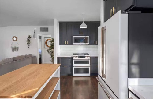 Encanto House | Quaint & Cozy 2-BR House | Den and Study |Fire Pit
