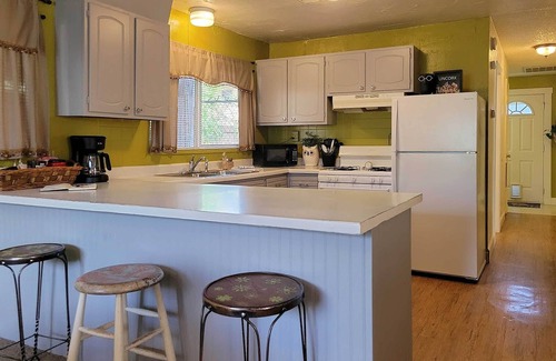 Pear Park Cottage | Quaint & Cozy Cottage: 3 Mi to Palisade Wineries!