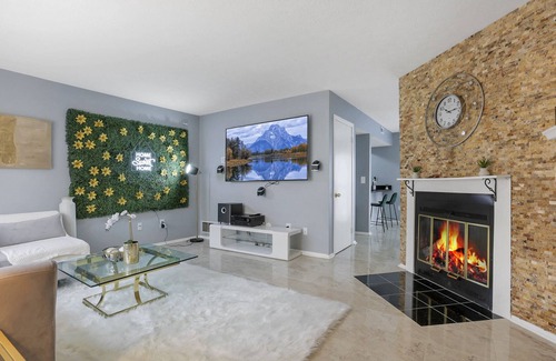 Westerville House | Quaint & Cozy Premier Spacious Town Home/Fast Wifi