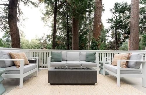 Blue Jay Cabin | Quaint Designer 2-bedroom cabin in Lake Arrowhead