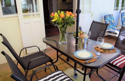 Franschhoek Cottage | Quaint family home close to Tram terminal