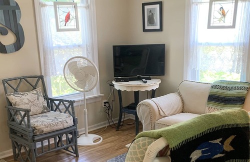 Charlestown Cottage | Quaint Guest Cottage - with PRIVATE parking pass to the Beach