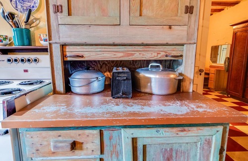 Scott Apartment | Quaint Historical Studio, Courtyard, W/D, King Bed; Minutes From Lafayette