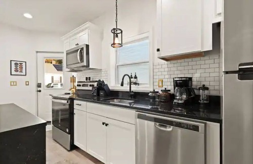 Lynn House | Quaint Home Near Boston & Salem with private yard