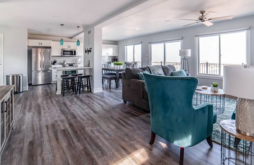 Atchison House | Quaint house on the bluffs overlooking the scenic Missouri River.