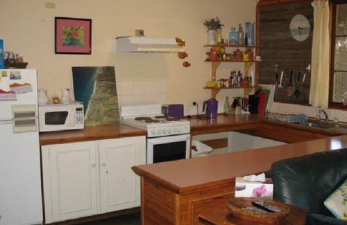 Carrickalinga House | Quaint Log Cabin Hidden Amongst The Trees