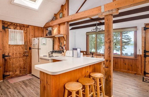 Moultonborough House | Quaint Log Cabin on Lake Kanasatka with shared beach