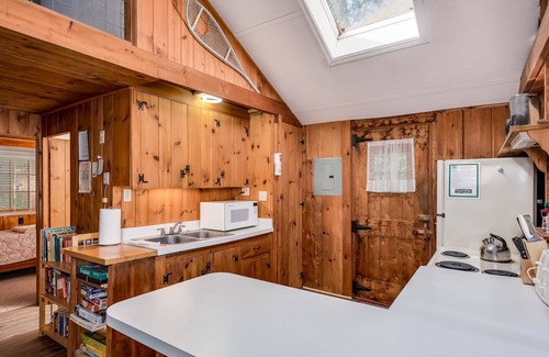 Moultonborough House | Quaint Log Cabin on Lake Kanasatka with shared beach
