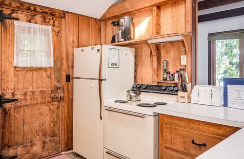 Moultonborough House | Quaint Log Cabin on Lake Kanasatka with shared beach