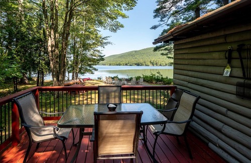 Moultonborough House | Quaint Log Cabin on Lake Kanasatka with shared beach