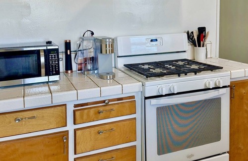 Ventura House | Quaint Mid-Century Cottage by the Coast