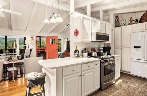 Waynesville House | QUAINT MOUNTAIN COTTAGE-BREATH TAKING VIEWS-1.5 MILES TO DOWNTOWN WAYNESVILLE