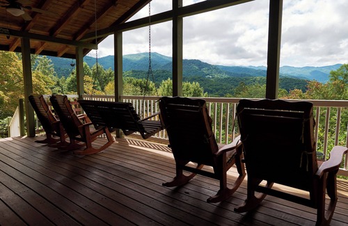 Waynesville House | QUAINT MOUNTAIN COTTAGE-BREATH TAKING VIEWS-1.5 MILES TO DOWNTOWN WAYNESVILLE