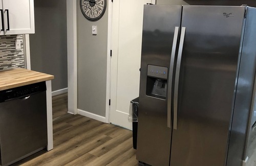 Ashtabula House | Quaint recently renovated house walking distance to Lake Shore Park.