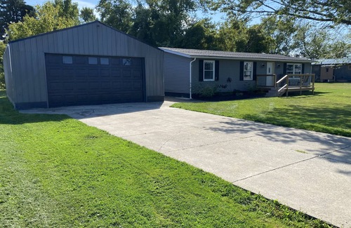 Ashtabula House | Quaint recently renovated house walking distance to Lake Shore Park.