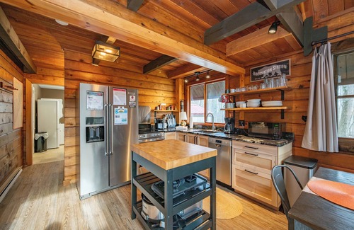 McHenry House | Quaint Retreat w/Fire Pit & Lake Access