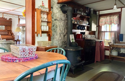 Caroga Lake Cottage | Quaint Rustic Cottage in Charming Caroga Lake -100 Steps to Lake (not on lake)
