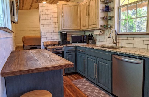 Pipe Creek Cabin | Quaint & Secluded Tiny House w/farm-fresh Breakfast & Beautiful Views!