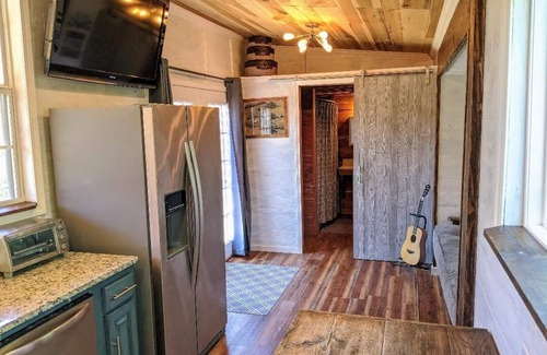 Pipe Creek Cabin | Quaint & Secluded Tiny House w/farm-fresh Breakfast & Beautiful Views!