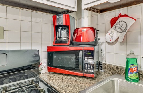 St. Louis House | Quaint St Louis Home ~ 6 Mi to Downtown!