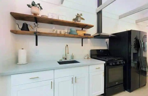 Little Italy House | Quaint Studio for 2 in the Heart of Little Italy!
