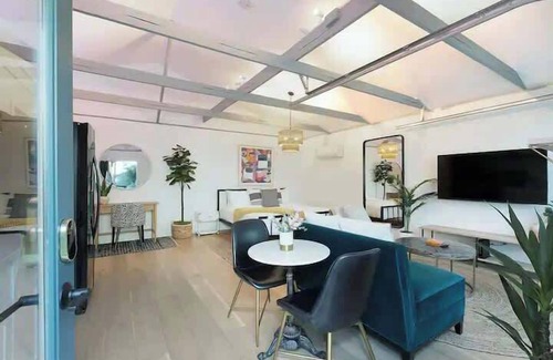 Little Italy House | Quaint Studio for 2 in the Heart of Little Italy!
