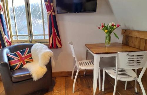 Thames Ditton House | Quaint Studio Loft Room nr Hampton Court
