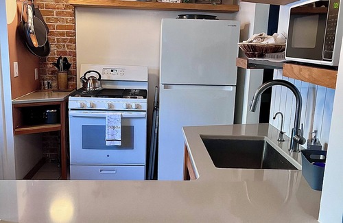 Central - Terry House | Quaint sunny cottage that rests in the historical neighborhood of Billings