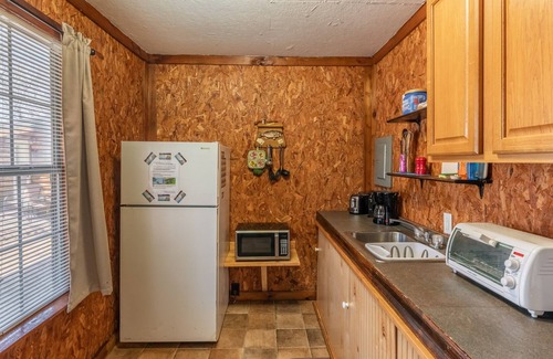 Yantis Cabin | Quaint Waterfront Log Cabin #2