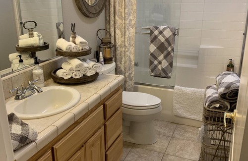 Redding Bed & Breakfast | Quaintly Queen Hideaway Close to Bethel & Mercy Hospital Private Room in House