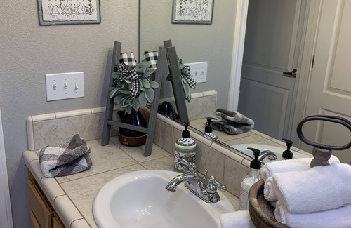 Redding Bed & Breakfast | Quaintly Queen Hideaway Close to Bethel & Mercy Hospital Private Room in House