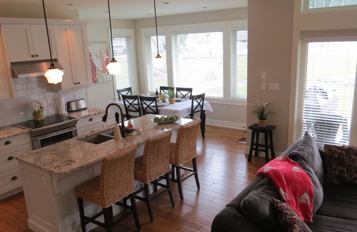 Regional District of Nanaimo House | Qualicum Landing - 3 Bedroom Beach Home - Community Pool and Private Beach- Dog Friendly