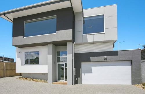 Ocean Grove House | QUALITY ACCOMMODATION ONLY 200M FROM BEACH & TOWN CENTRE! - 82A Orton Street