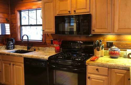 Twain Harte Cabin | Quality, clean & cozy cabin in the heart of Twain Harte, Perfect for 2!