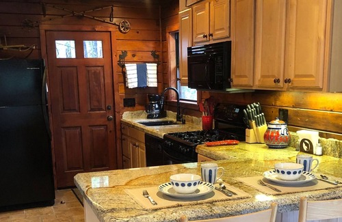 Twain Harte Cabin | Quality, clean & cozy cabin in the heart of Twain Harte, Perfect for 2!