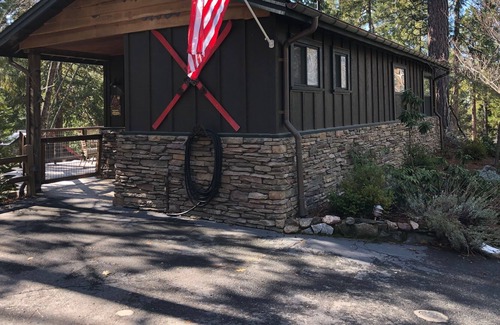 Twain Harte Cabin | Quality, clean & cozy cabin in the heart of Twain Harte, Perfect for 2!