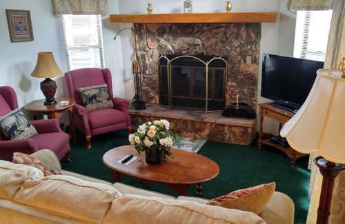 Pinetop Villa | Quality Hill Resort Villa, relax in the tall pines